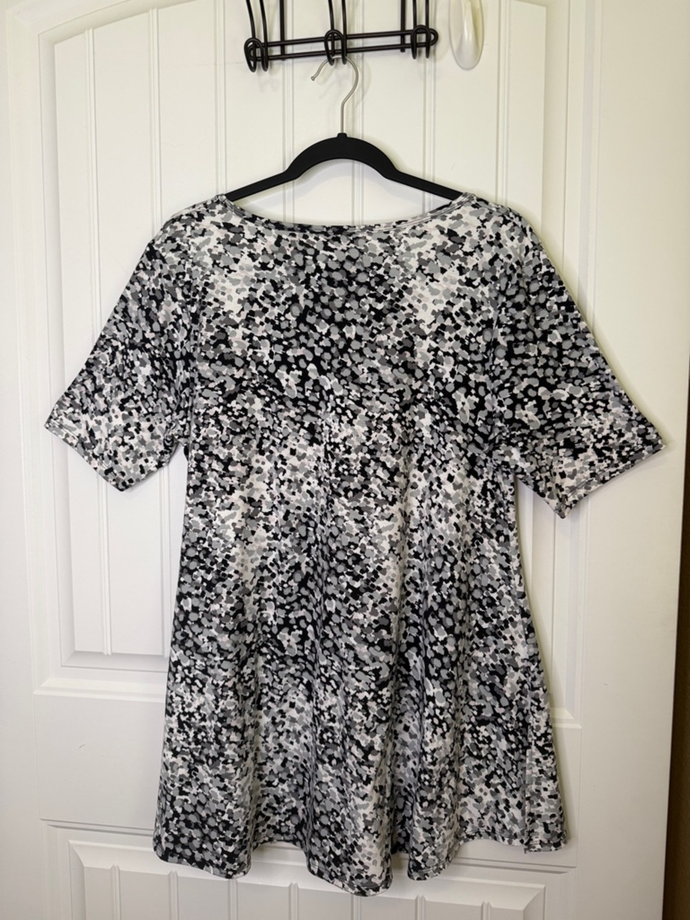 LuLaRoe Black White Abstract Print Scoop Neck Tunic Top Short Sleeve Medium - Picture 6 of 6